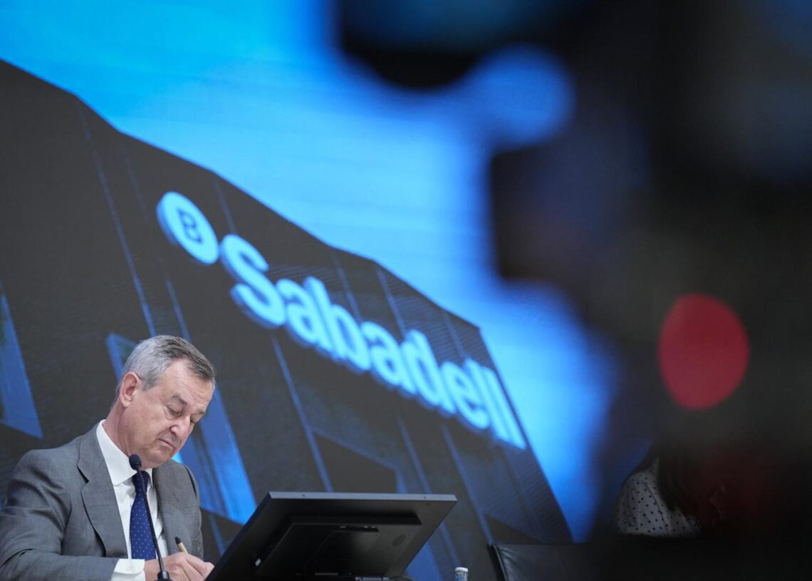 El ceo de Banc Sabadell César González-Bueno y el director financiero Sergio Palavecino explican la operación de TSB, a 2 de julio de 2025, en San Cugat, Barcelona, Cataluña (España). Durante la reunión, han explicado los detalles de la operación de ventaDavid Zorrakino - Europa Press