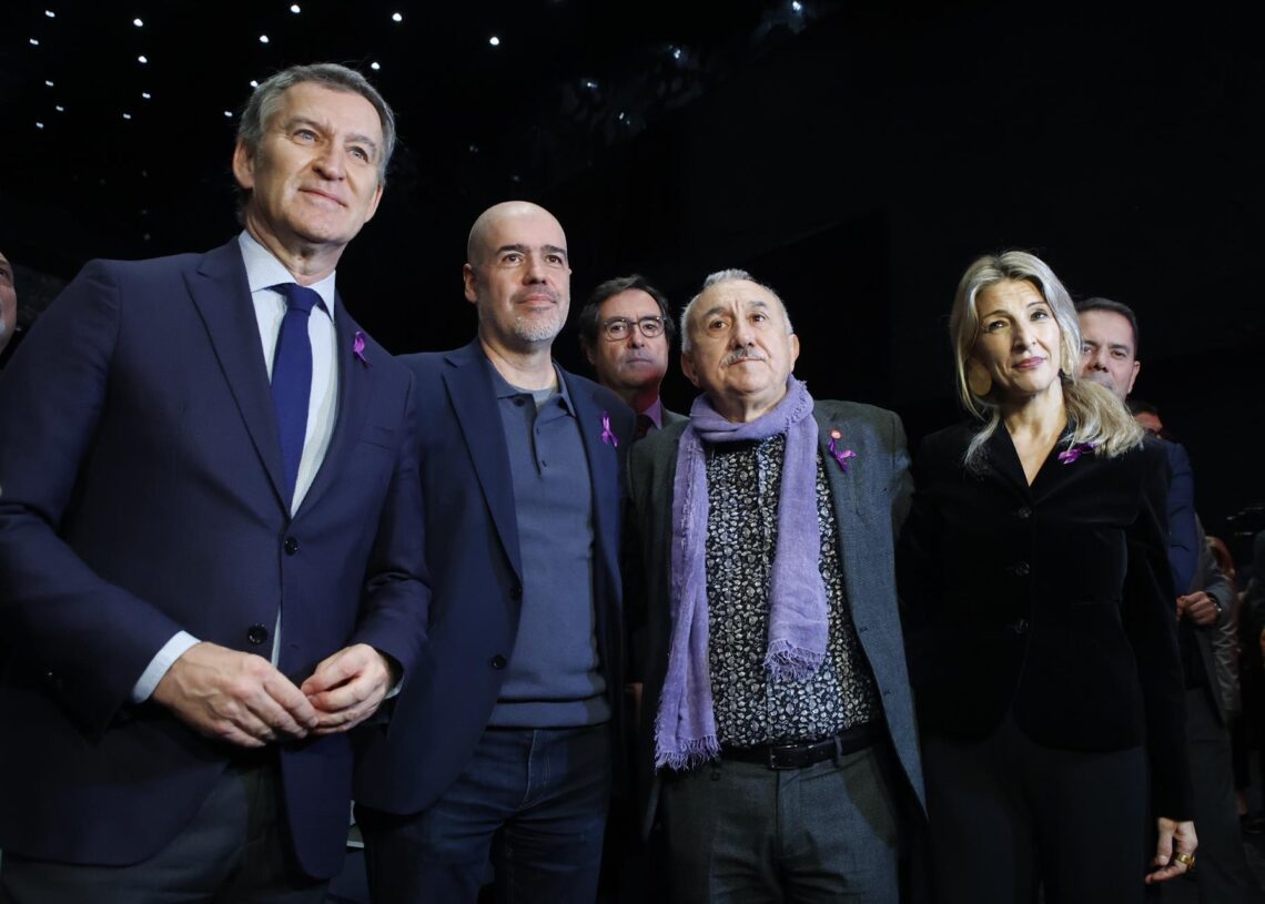 Archivo - (I-D) El líder del PP, Alberto Núñez Feijóo, el secretario general de CC.OO, Unai Sordo, el secretario general de UGT Pepe Álvarez, y la vicepresidenta segunda y ministra de Trabajo y Economía Social, Yolanda Díaz, posan durante el 44 Congreso CKike Rincón - Europa Press - Archivo