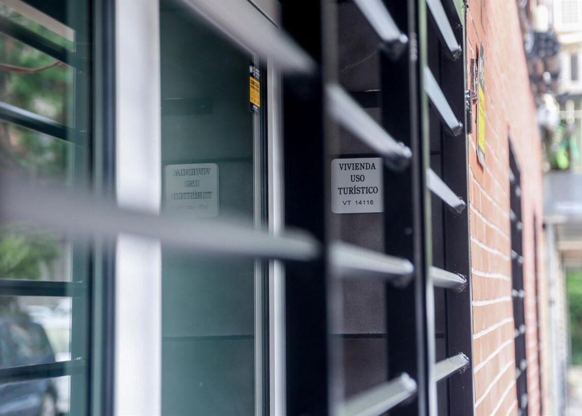 Archivo - Fachada de un piso turístico, a 20 de mayo de 2024, en Madrid (España). Ricardo Rubio - Europa Press - Archivo