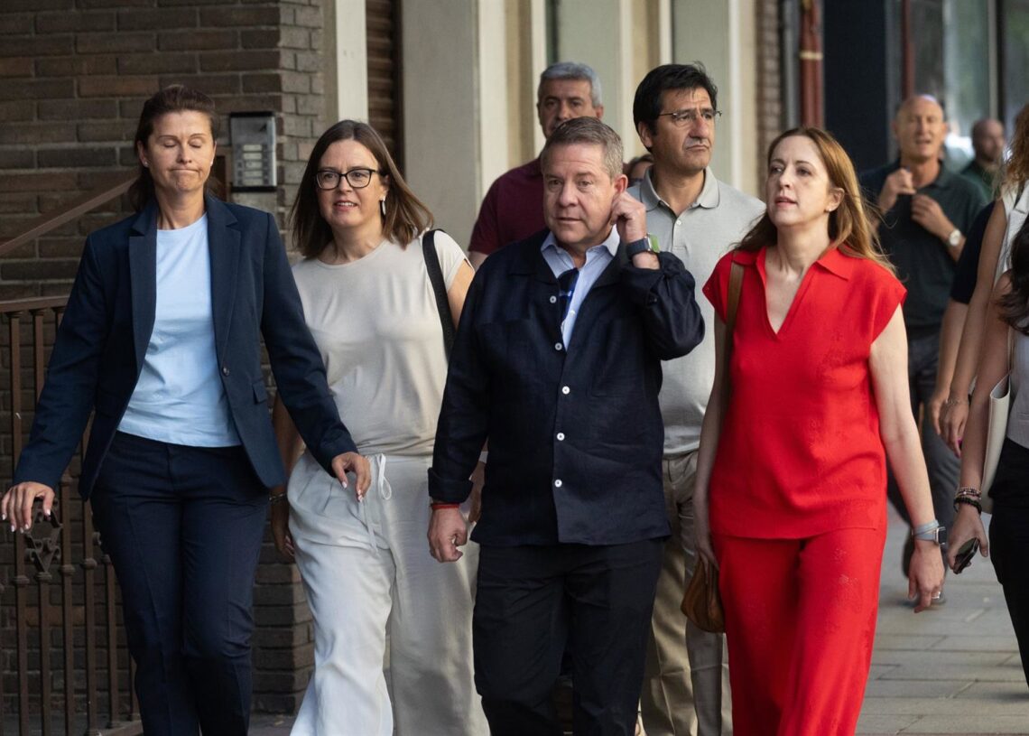 El presidente de Castilla-La Mancha, Emiliano García-Page (c), a su llegada a la reunión del Comité Federal del PSOE, en la sede federal del partido, a 5 de julio de 2025, en Madrid (España).Eduardo Parra - Europa Press