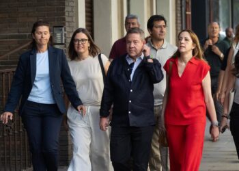 El presidente de Castilla-La Mancha, Emiliano García-Page (c), a su llegada a la reunión del Comité Federal del PSOE, en la sede federal del partido, a 5 de julio de 2025, en Madrid (España).Eduardo Parra - Europa Press
