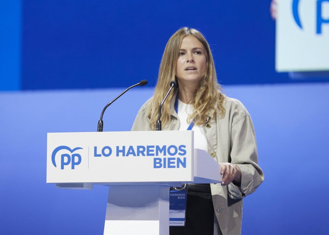 Archivo - La diputada en el Congreso y presidenta de Nuevas Generaciones, Bea Fanjul, a 1 de abril de 2022, en Sevilla, Andalucía (España). Joaquin Corchero - Europa Press - Archivo