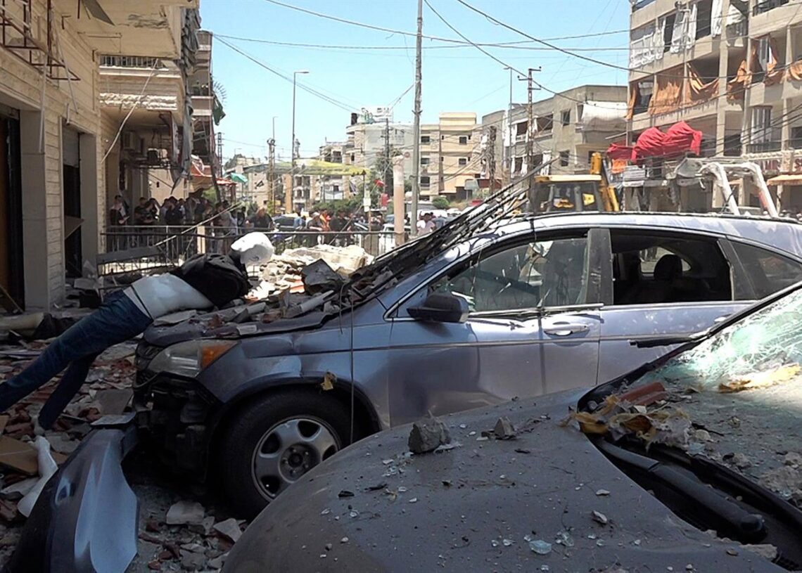 Vista de apartamentos y coches dañados por ataques de Israel en Nabatiye, sur de Líbano  Europa Press/Contacto/Maher Kamar
