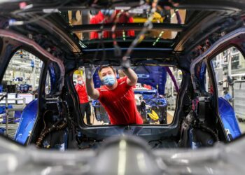 Archivo - Un empleado trabajando en una fábrica de coches Porsche en Leipzig (Alemania).Jan Woitas/dpa-Zentralbild/dpa - Archivo