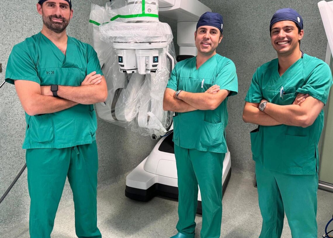 Los doctores Ricardo Brime, Vital Hevia y Ghali Belkahia, participantes en la intervención.HM HOSPITALES