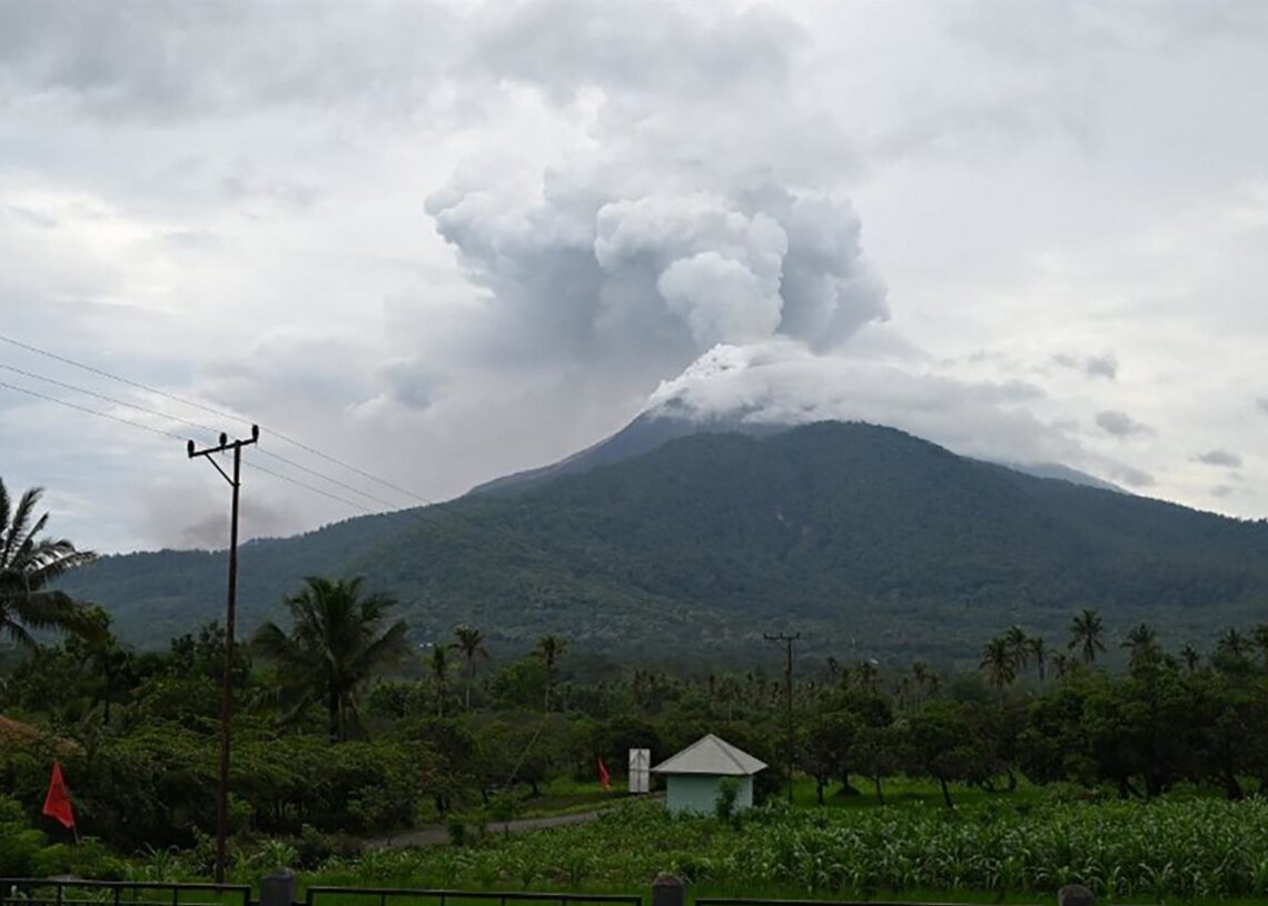 Archivo - Imagen de archivo del volcán Lewotobi en Indonesia.Europa Press/Contacto/PVMBG - Archivo