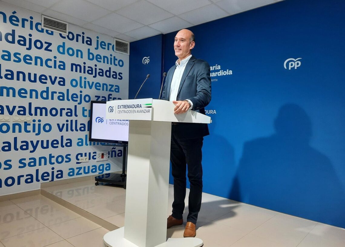 El portavoz del PP de Extremadura, José Ángel Sánchez Juliá, en rueda de prensaEUROPA PRESS