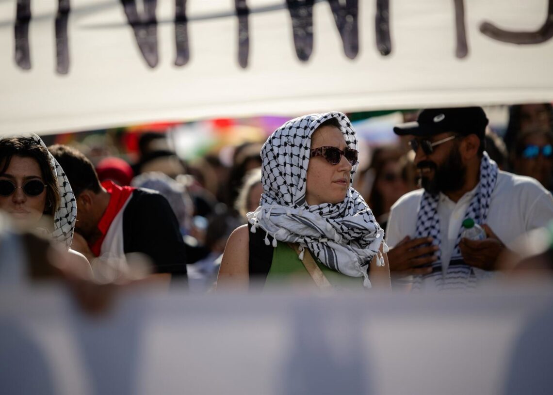 Archivo - Varias personas durante una manifestación por el Día del Orgullo y a favor de Palestina, en Plaza Universitat, a 29 de junio de 2024, en Barcelona, Catalunya (España).Lorena Sopêna - Europa Press - Archivo