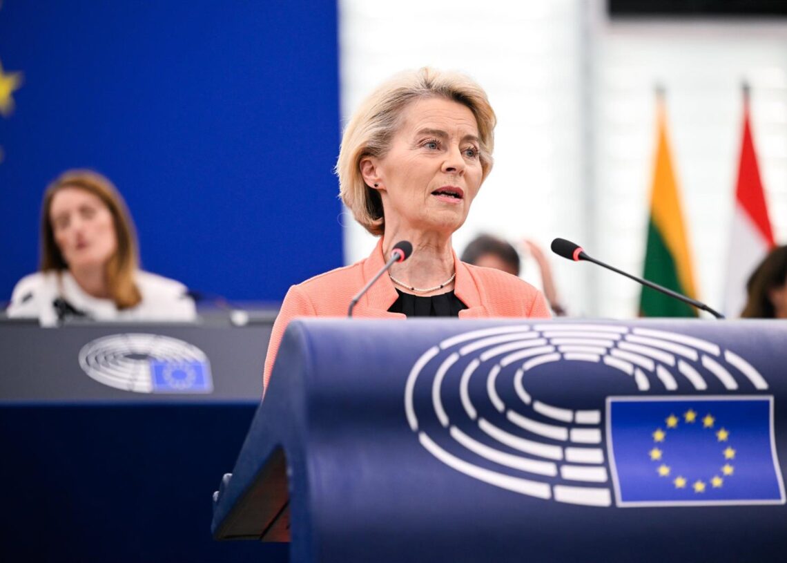 La presidenta de la Comisión Europea, Ursula von der Leyen, en su intervención durante le debate sobre la moción de censura a la que se someterá el próximo jueves en el pleno del Parlamento Europeo en Estrasburgo (Francia).LAURIE DIEFFEMBACQ / PARLAMENTO EUROPEO