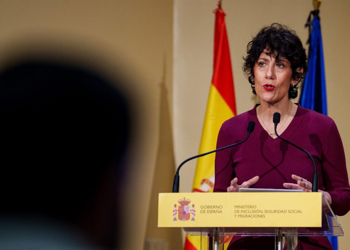 Archivo - La ministra de Inclusión, Seguridad Social y Migraciones, Elma Saiz, presenta el Informe de seguimiento del Marco Estratégico de Ciudadanía e Inclusión contra el Racismo y la Xenofobia 2023-2027, en la sede del Ministerio, a 19 de febrero de 202Matias Chiofalo - Europa Press - Archivo