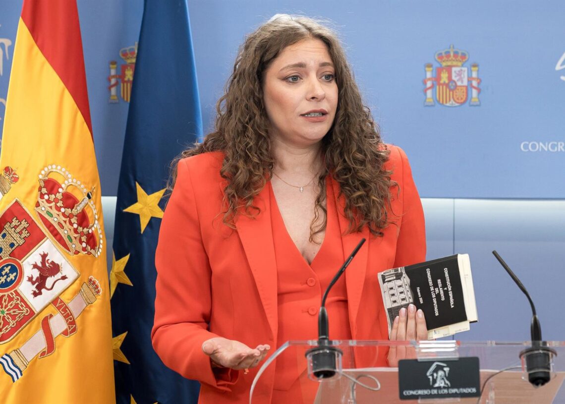Primera rueda de prensa de la portavoz del PP en el Congreso, Ester Muñoz, que sujeta la Constitución Española y el Reglamento del Congreso de los Diputados, en el Congreso de los Diputados, a 8 de julio de 2025, en Madrid (España).Diego Radamés - Europa Press