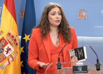 Primera rueda de prensa de la portavoz del PP en el Congreso, Ester Muñoz, que sujeta la Constitución Española y el Reglamento del Congreso de los Diputados, en el Congreso de los Diputados, a 8 de julio de 2025, en Madrid (España).Diego Radamés - Europa Press