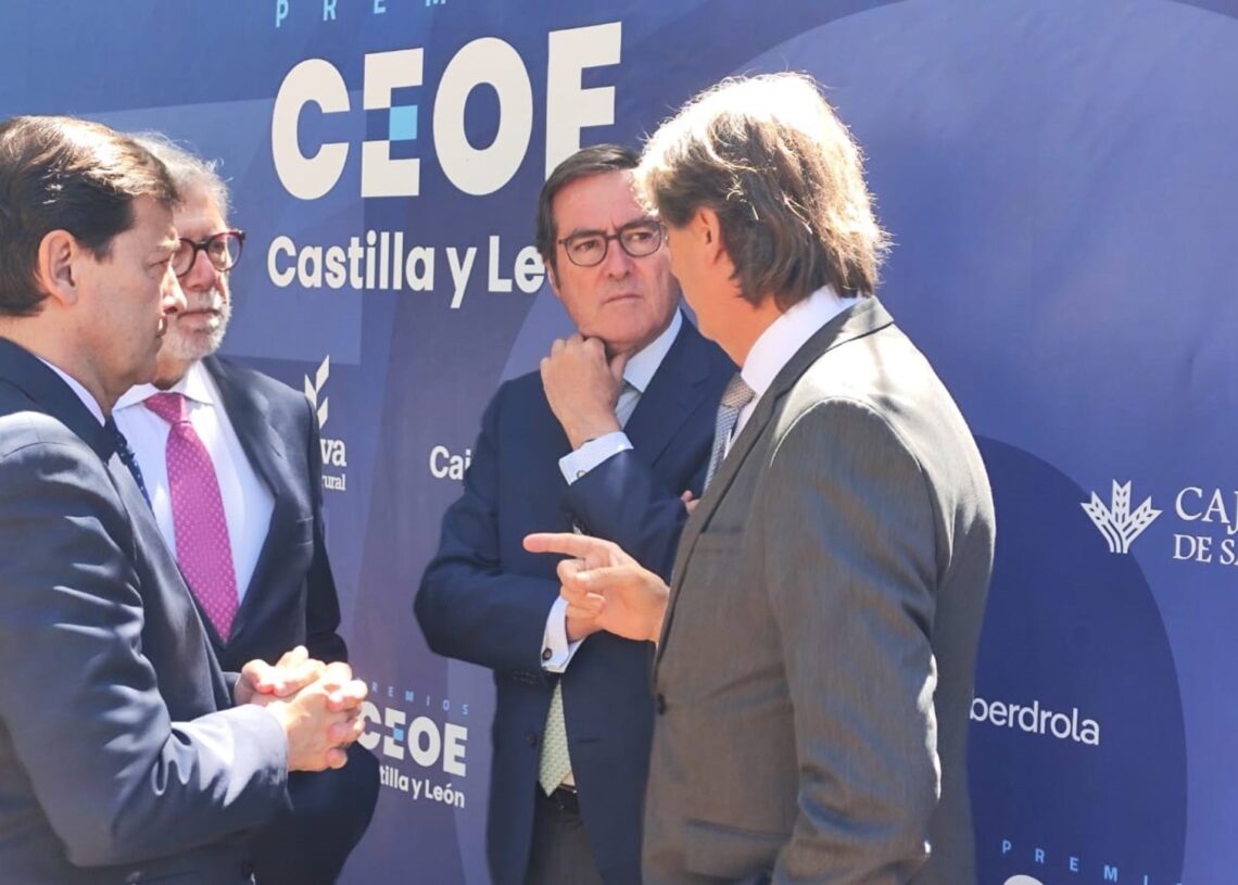 El presidente de CEOE, Antonio Garamendi, junto al presidente de la CEOE Castilla y León y el presidente de Castilla y León.EUROPA PRESS
