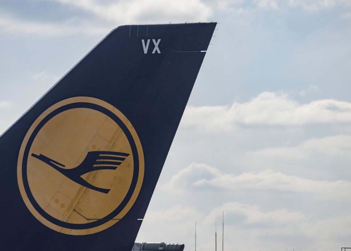 Archivo - FILED - 28 February 2023, Hesse, Frankfurt_Main: A view of the Lufthansa logo is seen on a plane in Frankfurt. Photo: Boris Roessler/dpaBoris Roessler/dpa - Archivo
