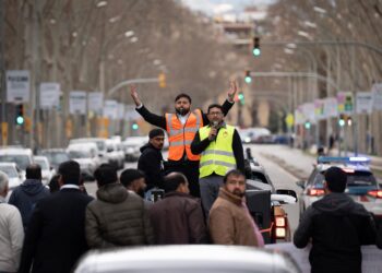 Archivo - Conductores y empresarios de VTC durante la marcha lenta de las VTC de Catalunya, en la estació de França, a 11 de marzo de 2025, en Barcelona.David Zorrakino - Europa Press - Archivo