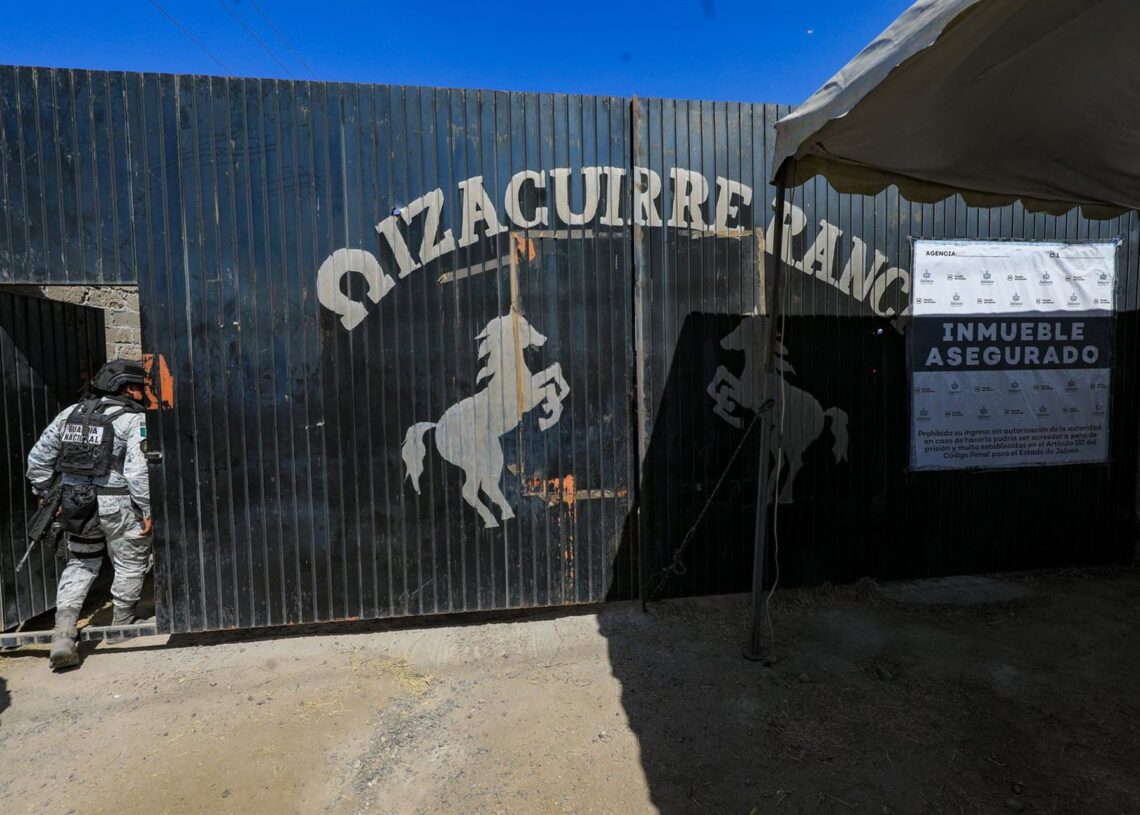 Archivo - Un miembro de las fuerzas de seguridad de México en la entrada del Rancho Izaguirre, situado en Teuchitlán y usado por el Cártel Jalisco Nueva Generación (CJNG) como centro de entrenamiento y exterminio (archivo)Europa Press/Contacto/Ian Robles - Archivo