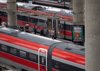 Archivo - Varias personas con maletas durante la tercera operación salida por Navidad, en la estación de tren de Atocha-Almudena Grandes, a 3 de enero de 2025, en Madrid (España).  Eduardo Parra - Europa Press - Archivo