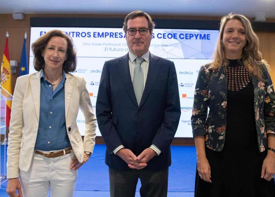 (I-D) La directora ejecutiva de Carrefour España, Elodie Perthuisot; el presidente de la CEOE, Antonio Garamendi y la presidenta de CEPYME, Ángela de Miguel, posan durante un Encuentro Empresarial CEOE-CEPYME,  Fernando Sánchez - Europa Press
