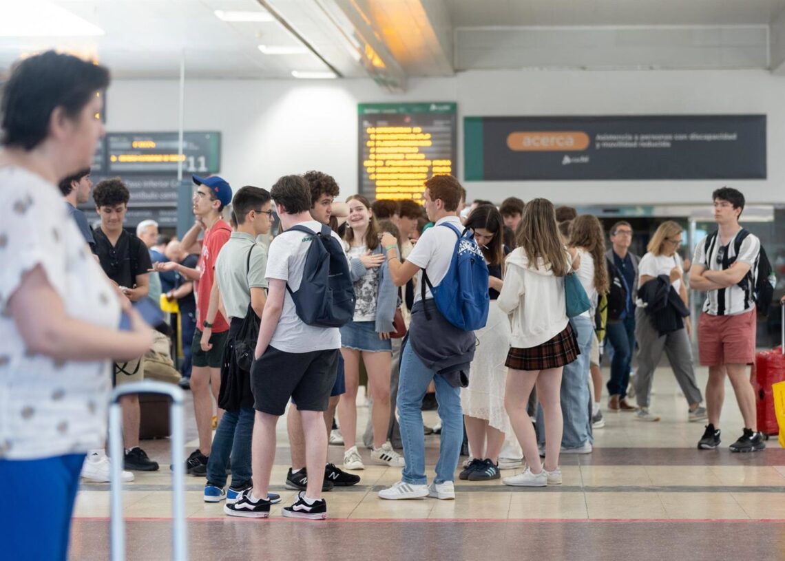 Archivo - Varias personas en la estación de ChamartínEduardo Parra - Europa Press - Archivo