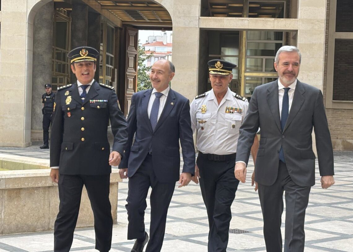 El presidente del Gobierno de Aragón, Jorge Azcón, con el delegado del Gobierno en Aragón, Fernando Beltrán, y dos mandos policiales en el Edificio Pignatelli.EUROPA PRESS.
