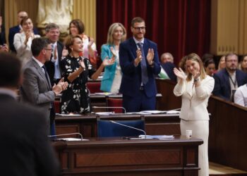 Archivo - La presidenta del Govern, Marga Prohens, es aplaudida durante el Debate de Política General el pasado mes de octubre.Tomàs Moyà - Europa Press - Archivo