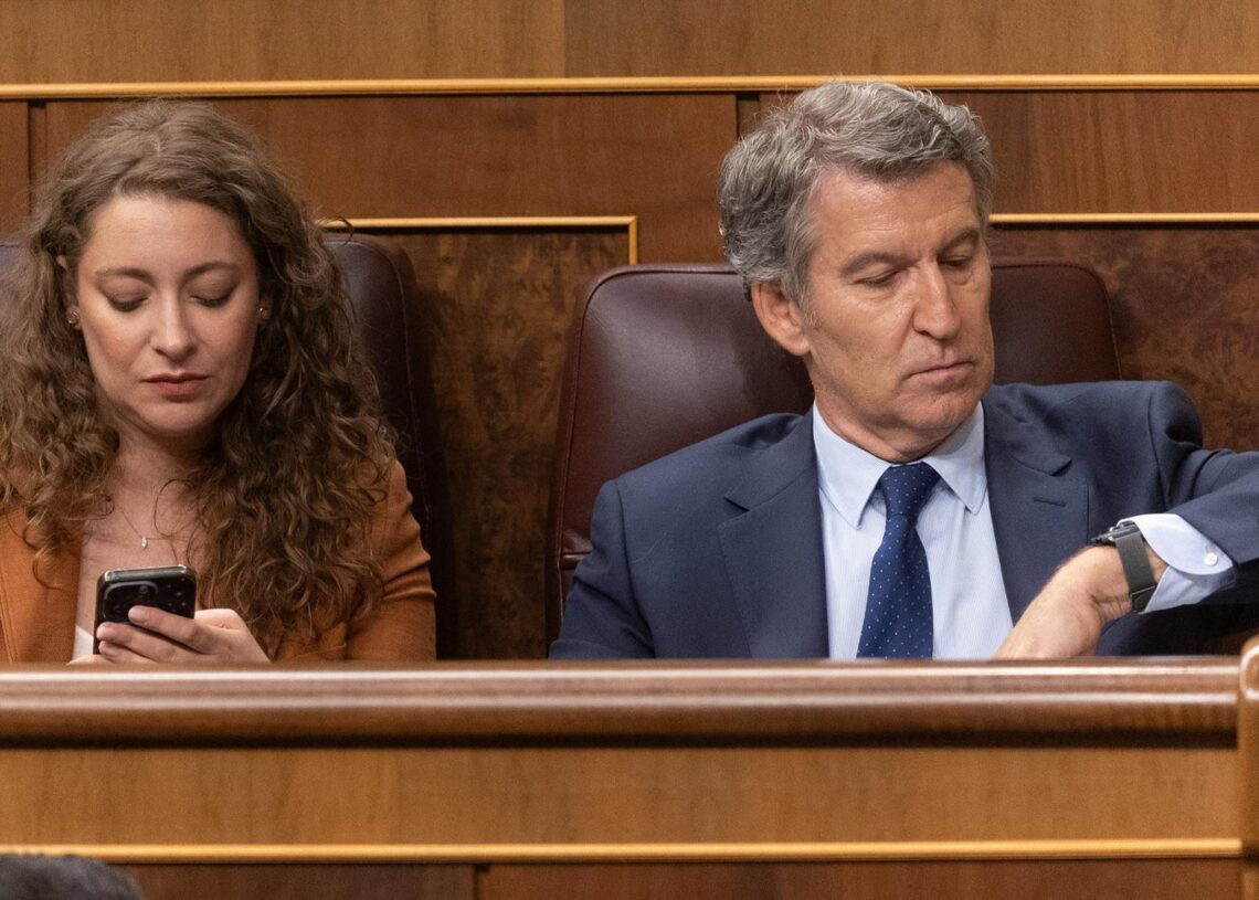 La portavoz del PP en el Congreso, Ester Muñoz y el presidente del PP, Alberto Sánchez Feijóo, durante un pleno extraordinario, en el Congreso de los Diputados, a 9 de julio de 2025, en Madrid (España). Eduardo Parra - Europa Press