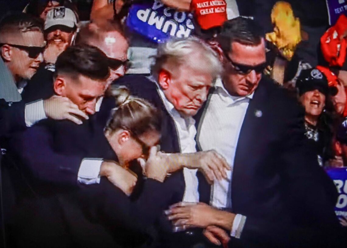 Archivo - El expresidente estadounidense Donald Trump herido de bala en la oreja en un mitin que celebraba en Butler en julio de 2024Europa Press/Contacto/Artem Priakhin - Archivo