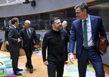 Archivo - Elpresidente de Ucrania, Volodimir Zelenski, y el presidente del Gobierno, Pedro Sánchez, en una cumbre europea en Bruselas en marzo de 2025.SIERAKOWSKI FREDERIC - Archivo