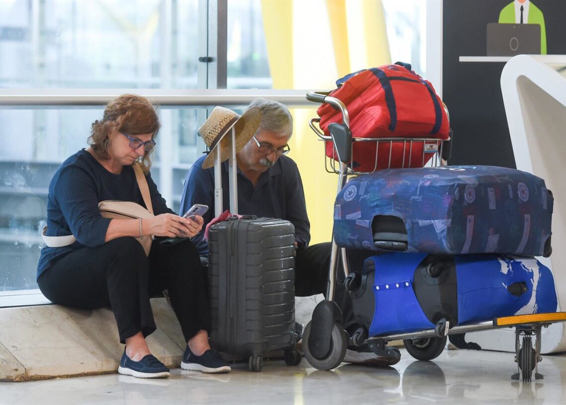 Pasajeros esperan en la entrada de la Terminal 4 de Barajas.Gustavo Valiente - Europa Press