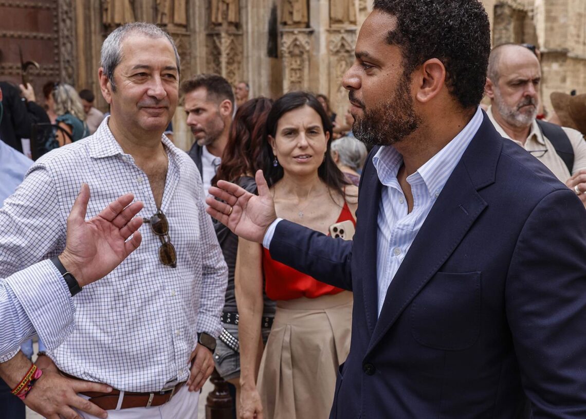 El ex conseller Vicente Barrera (i) y el secretario general de Vox, Ignacio Garriga (d), durante la Jornada de Portavoces Autonómicos sobre Presupuestos 2025, organizada por el grupo parlamentario Vox Cortes ValencianasRober Solsona - Europa Press