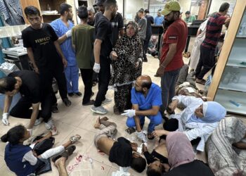 Un menor es atendido en el hospital tras resultar herido por una bomba del Ejército israelí en Deir al Balá, GazaEuropa Press/Contacto/Ahmed Ibrahim