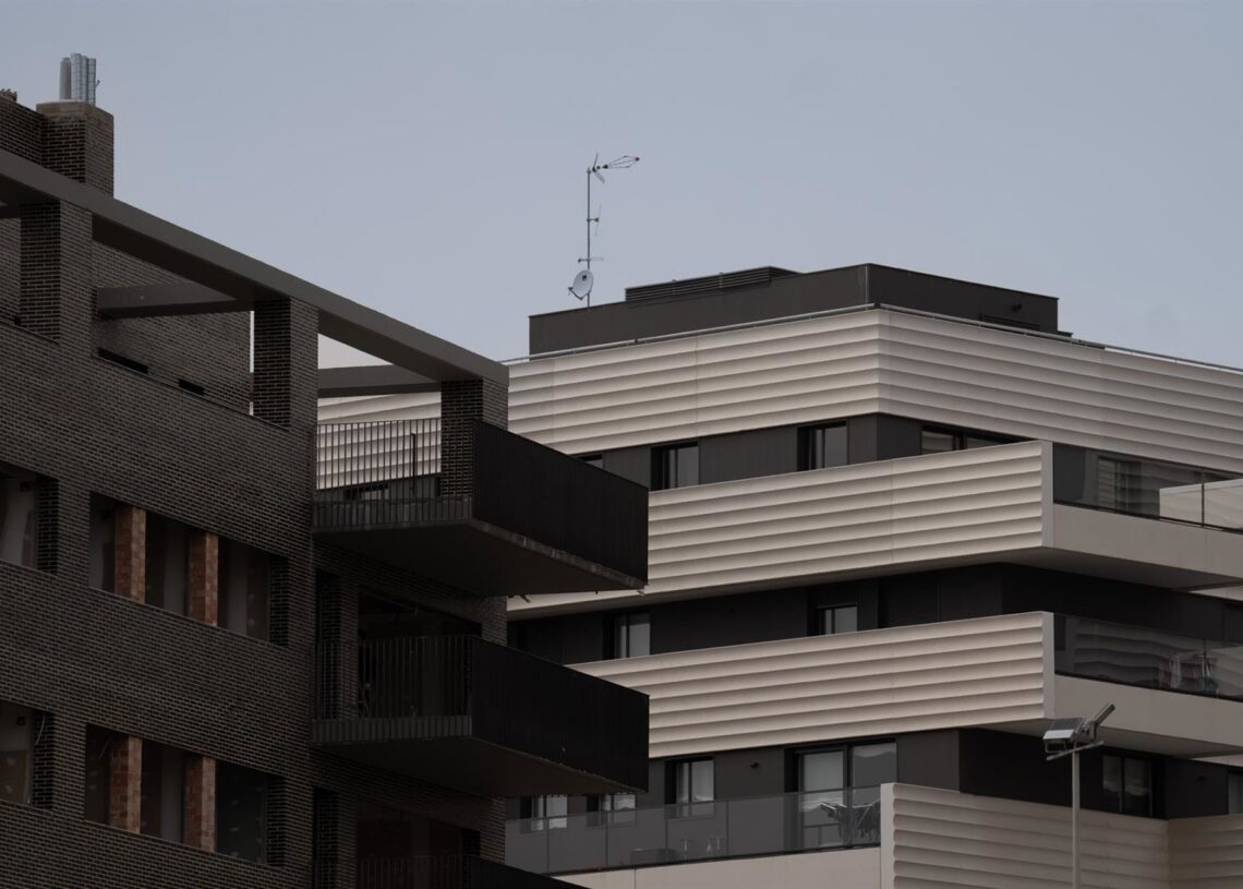 Archivo - La periferia de Madrid y Barcelona lidera la demanda de vivienda en alquiler, según Idealista  David Zorrakino - Europa Press - Archivo