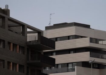Archivo - La periferia de Madrid y Barcelona lidera la demanda de vivienda en alquiler, según Idealista  David Zorrakino - Europa Press - Archivo
