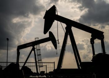 Archivo - FILED - 16 August 2019, Emlichheim: Pump jacks operate at Wintershall Dea premises. Global demand for oil will grow more slowly than expected this year because of the coronavirus outbreak, the Organization of the Petroleum Exporting Countries (OMohssen Assanimoghaddam/dpa - Archivo