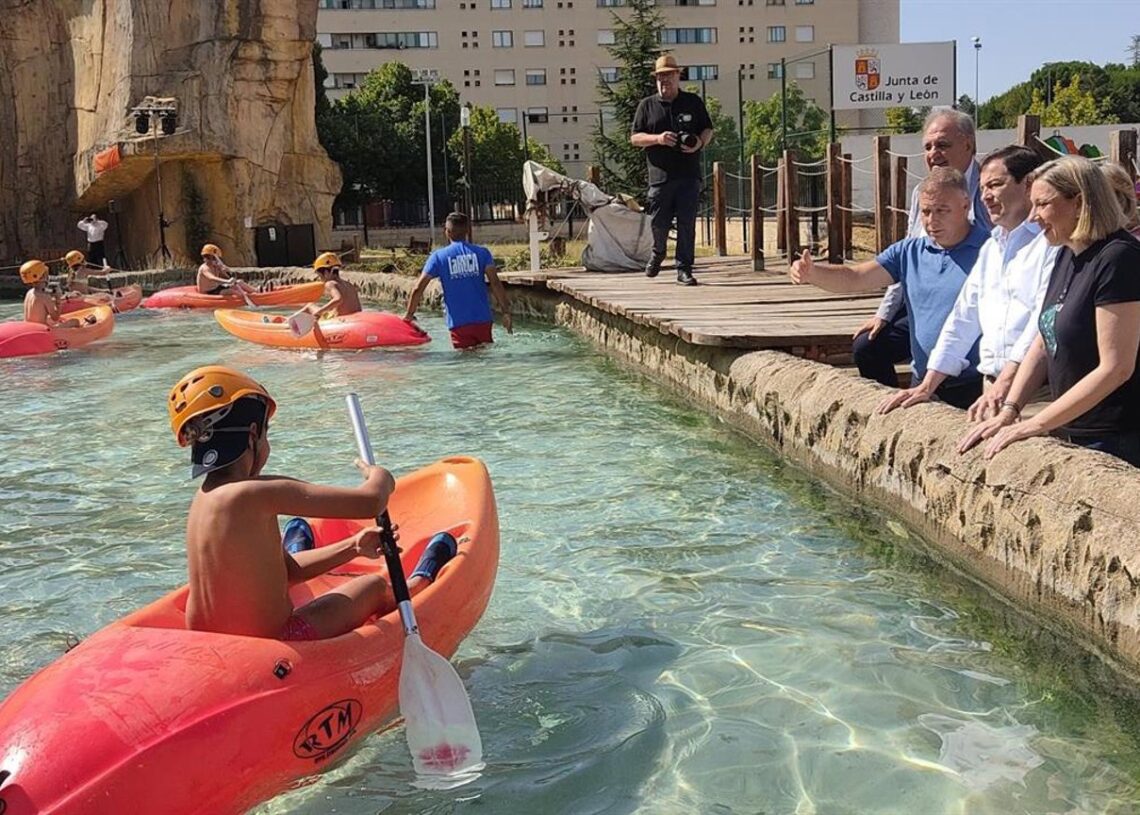 Fernández Mañueco en el centro de ocio y deporte La Roca de Palencia, donde ha presentado el bono infantil.EUROPA PRESS