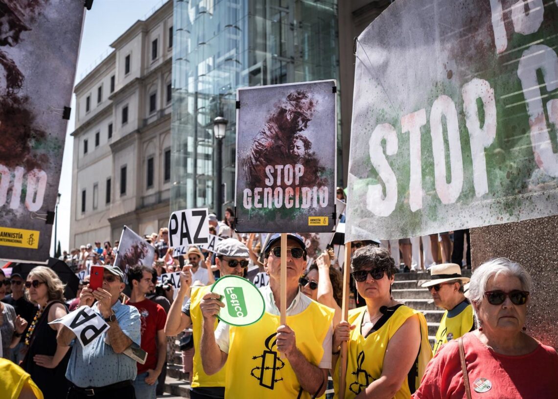 Varias personas durante una manifestación en apoyo a Palestina, en la Plaza de Juan Goytisolo, a 14 de junio de 2025, en Madrid (España). La organización 'PararLaGuerra.es' convoca esta concentración para pedir la paz en Palestina bajo el lema 'Alto el FuDiego Radamés - Europa Press