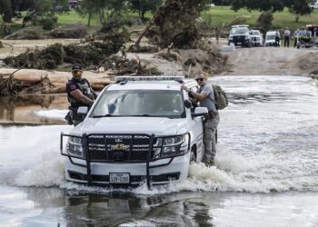 Un vehículo del sheriff del condado de Wilson escolta a dos miembros del equipo de emergencia que participan en las labores de búsqueda y rescate en Center Point, Texas (Estados Unidos)Europa Press/Contacto/San Antonio Express-News