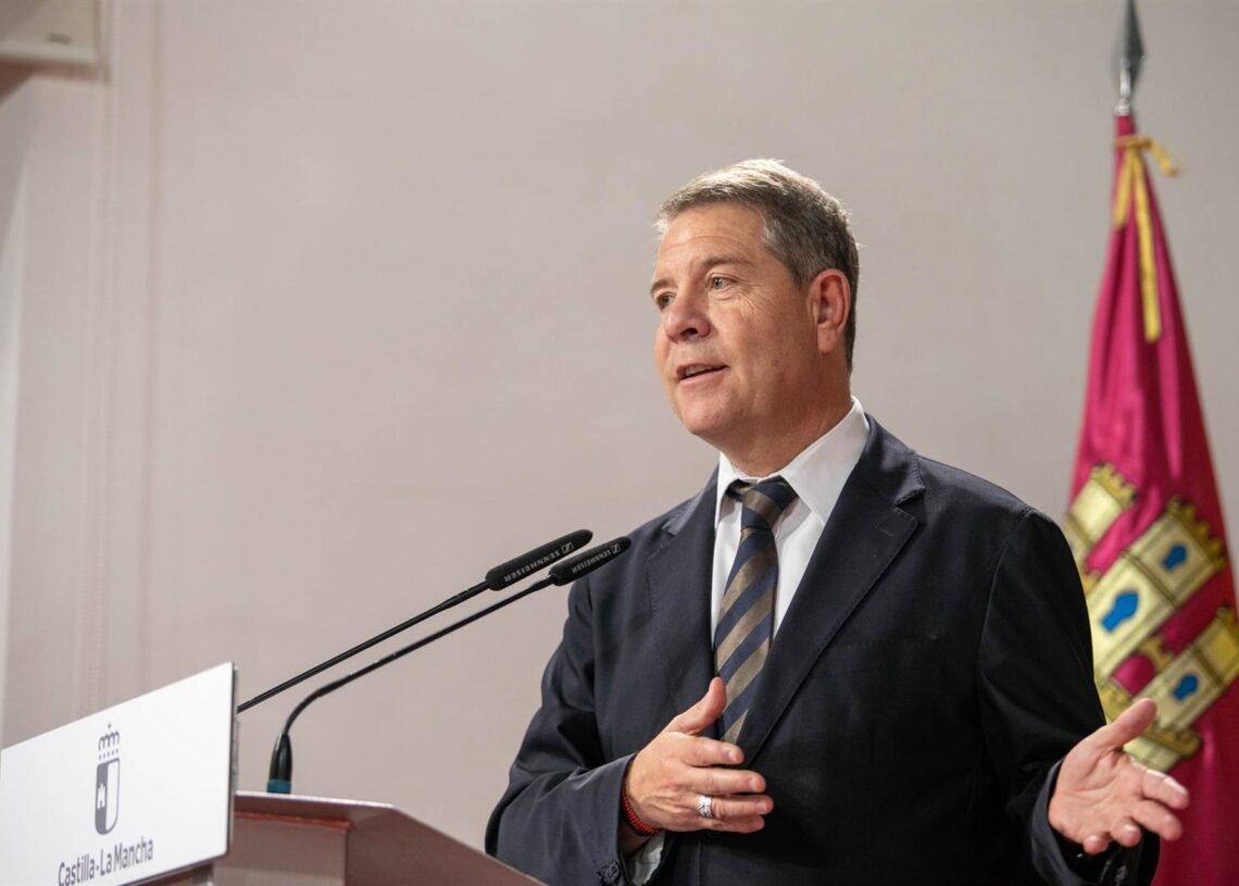 El jefe del Ejecutivo regional, Emiliano García-Page, preside el acto de firma de los nuevos estatutos de la Asociación Interprofesional Vinos de Valdepeñas.JCCM