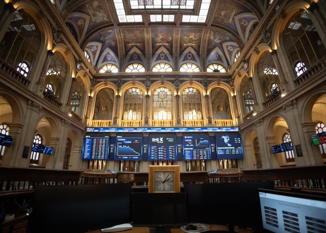 Archivo - Un panel del Ibex 35, en el Palacio de la Bolsa, en Madrid (España).Eduardo Parra - Europa Press - Archivo