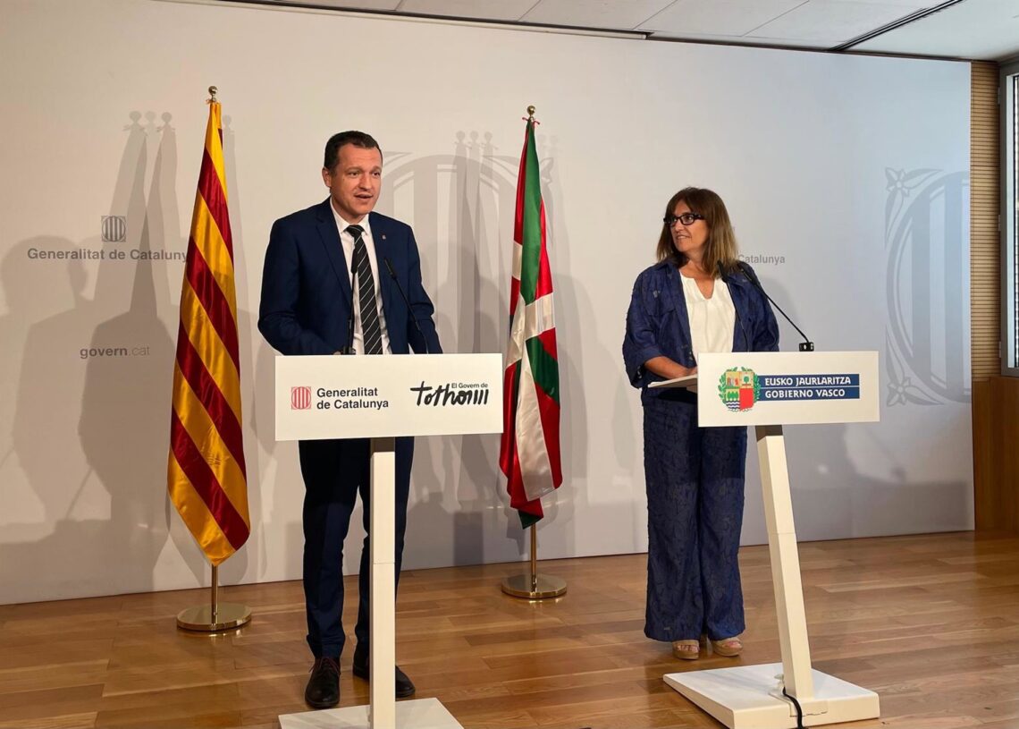 El conseller de Agricultura, Ganadería, Pesca y Alimentación de la Generalitat, Òscar Ordeig, y la consellera de Alimentación, Desarrollo Rural, Agricultura y Pesca del gobierno vasco, Amaia Barredo, en rueda de prensaEUROPA PRESS