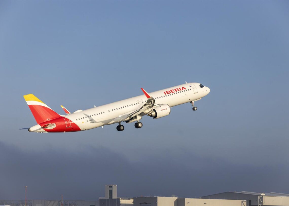 Archivo - Airbus A321XLR de Iberia despegando.BENGT LANGE - Archivo