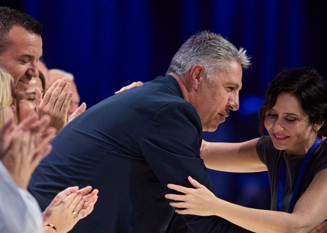 El alcalde de Badalona, Xavier García Albiol, y la presidenta de la Comunidad de Madrid, Isabel Díaz Ayuso, durante la segunda jornada del XXI Congreso Nacional del Partido Popular, a 6 de julio de 2025, en Madrid (España). Jesús Hellín - Europa Press