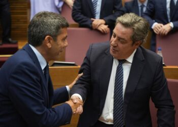 Archivo - El presidente de la Generalitat Valenciana, Carlos Mazón (i), y el portavoz de VOX en las Corts, José María Llanos (d)Jorge Gil - Europa Press - Archivo