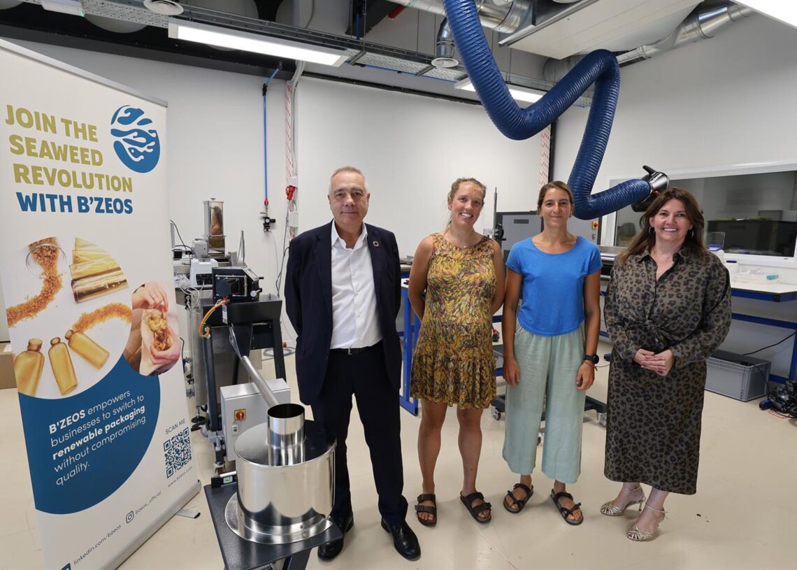 El delegado especial del Estado en el CZFB, Pere Navarro, y la directora general del CZFB, Blanca Sorigué, con las cofundadoras de B'ZEOS, Adriana Kyvik y Camilla DoreCONSORCI DE LA ZONA FRANCA DE BARCELONA