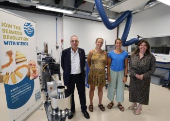 El delegado especial del Estado en el CZFB, Pere Navarro, y la directora general del CZFB, Blanca Sorigué, con las cofundadoras de B'ZEOS, Adriana Kyvik y Camilla DoreCONSORCI DE LA ZONA FRANCA DE BARCELONA