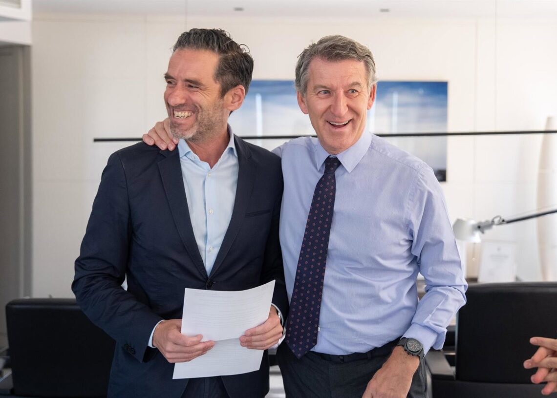 El líder de PP, Alberto Núñez Feijóo, saluda al portavoz nacional del PP, Borja Sémper, que ha desvelado este lunes que padece un tumor cancerígeno.DIEGO PUERTA-PP