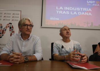 El secretario general de UGT-PV, Tino Calero (i) y el secretario general de UGT, Pepe Álvarez (d), durante una asamblea organizada por la Federación de Industria, Construcción y Agro de UGT País Valencià (FICA-PV)Rober Solsona - Europa Press