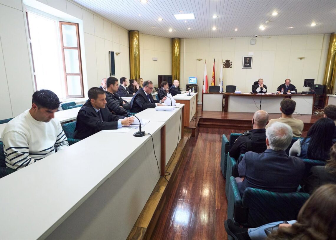 Archivo - Los acusados (1i) y (3i) durante el juicio por el accidente mortal de Castelar, en la Audiencia Provincial de Cantabria, a 6 de mayo de 2024, en Santander, Cantabria (España).  Juanma Serrano - Europa Press - Archivo