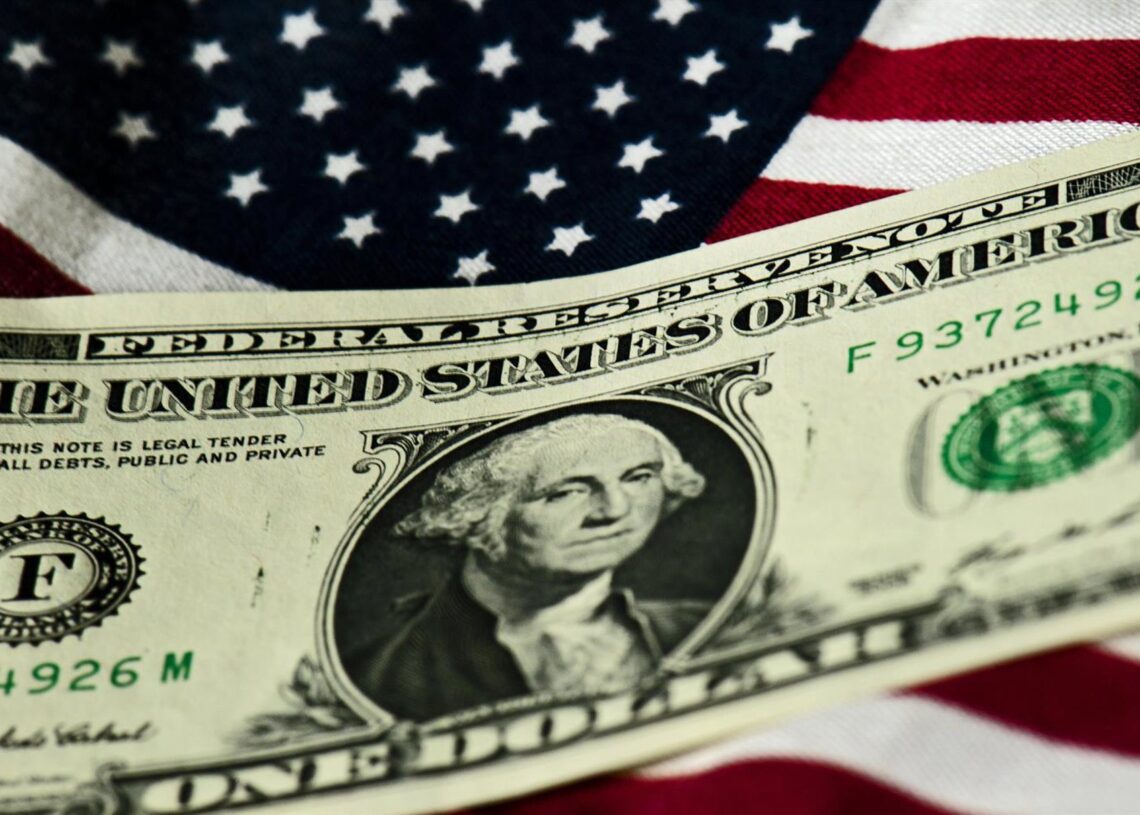 Archivo - FILED - 14 July 2011, Dresden: A US One Dollar is pictured on a US flag. Photo: Arno Burgi/dpa-Zentralbild/dpaArno Burgi/dpa-Zentralbild/dpa - Archivo