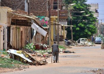Archivo - Fotografía de archivo de un hombre en una calle de Omdurmán, en Sudán, en medio de la guerra entre el Ejército y las paramilitares Fuerzas de Apoyo Rápido (RSF)Mudathir Hameed/dpa - Archivo